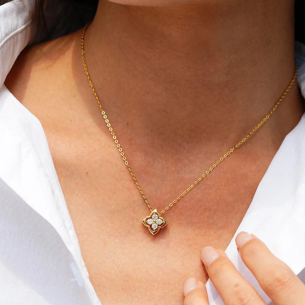 Moissanite Necklace Ladies Elegant Flower Pendant Necklace